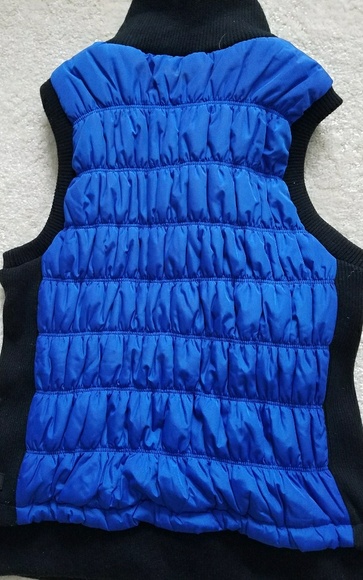 - VERY BEAUTIFUL Calvin Klein Vest red and blue one. - Picture 2 of 5